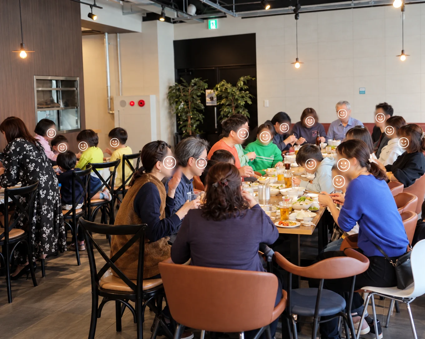 食事を囲む同窓会・懇親会の様子